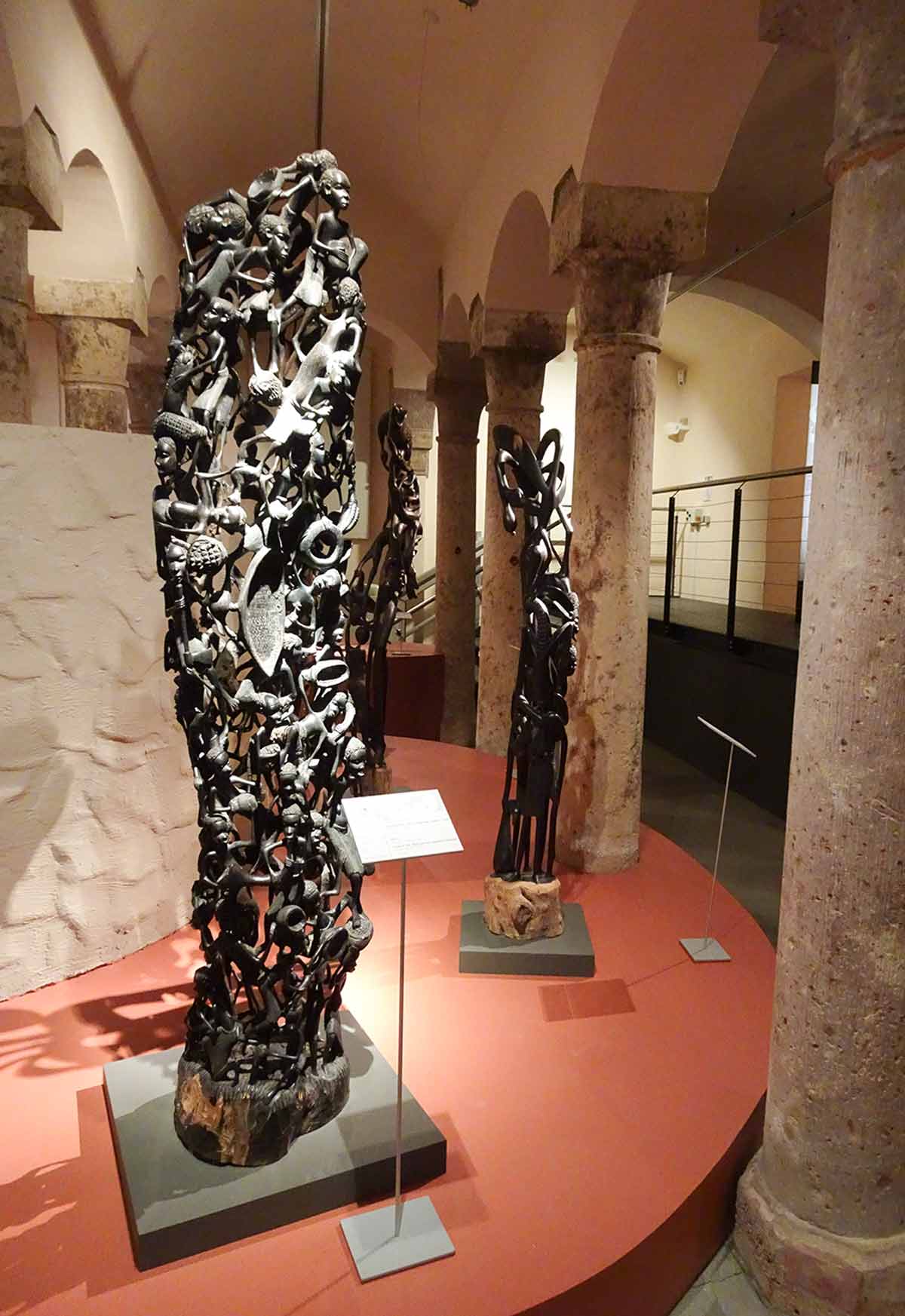 Afrikanische Lebensbäume, aus einem Stück geschnitzt zeigen sie viele Figuren, Erlebnisse und Lebenswege