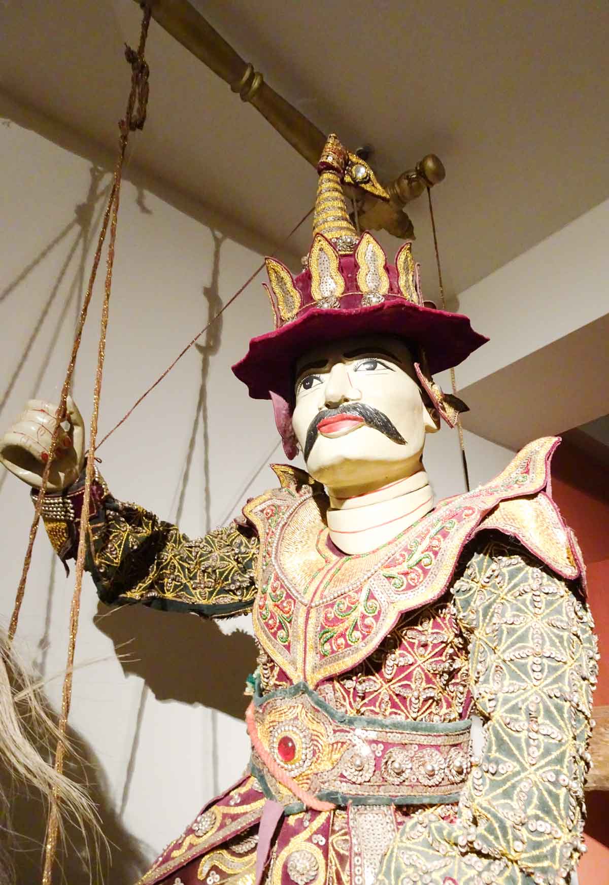 Marionette mit reich verziertem Kostüm