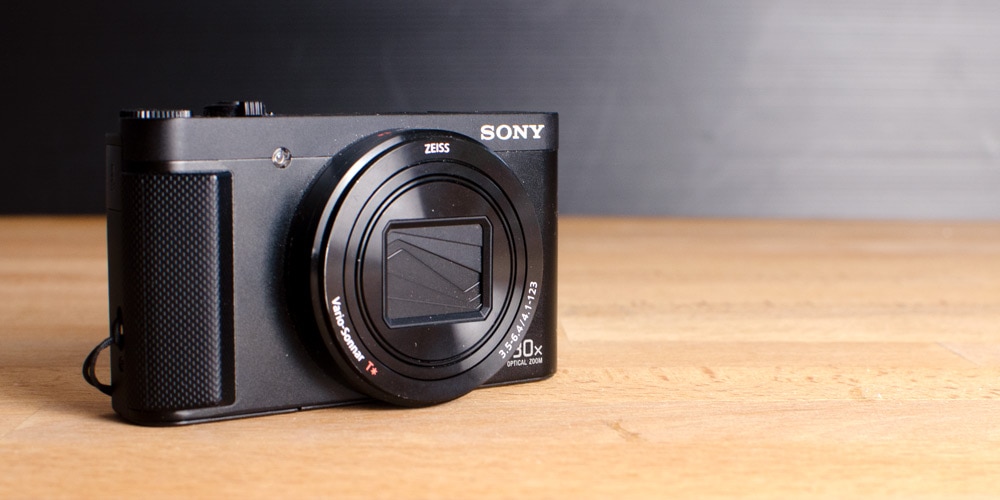 Kleine Digitalkamera von der Marke Sony. Im Kommunikationsdesign muss man häufig dinge fotografieren oder scannen – so eine kleine Kompaktkamera hat mittlerweile ausreichend Power für gute Fotos im Webbereich. 