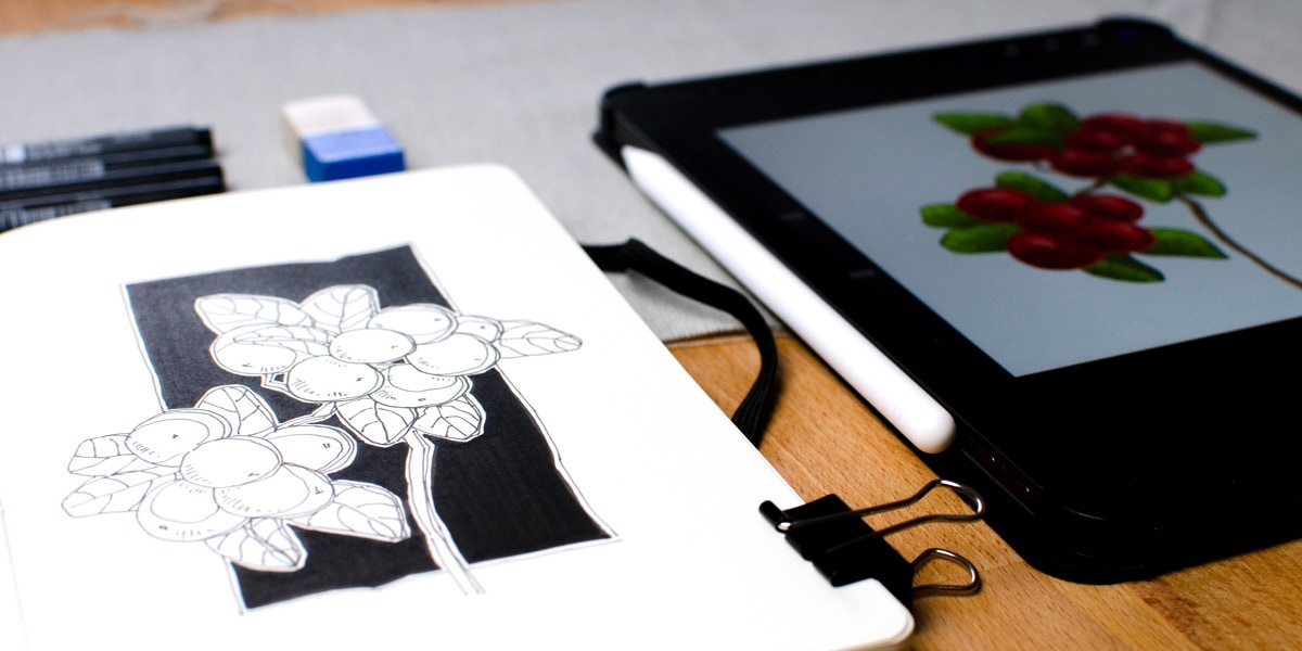 Mein Skizzenbuch mit einer foralen Zeichnung im Vordergrund. Mein iPad mit der digitalen Version meiner Skizze im Hintergrund. 