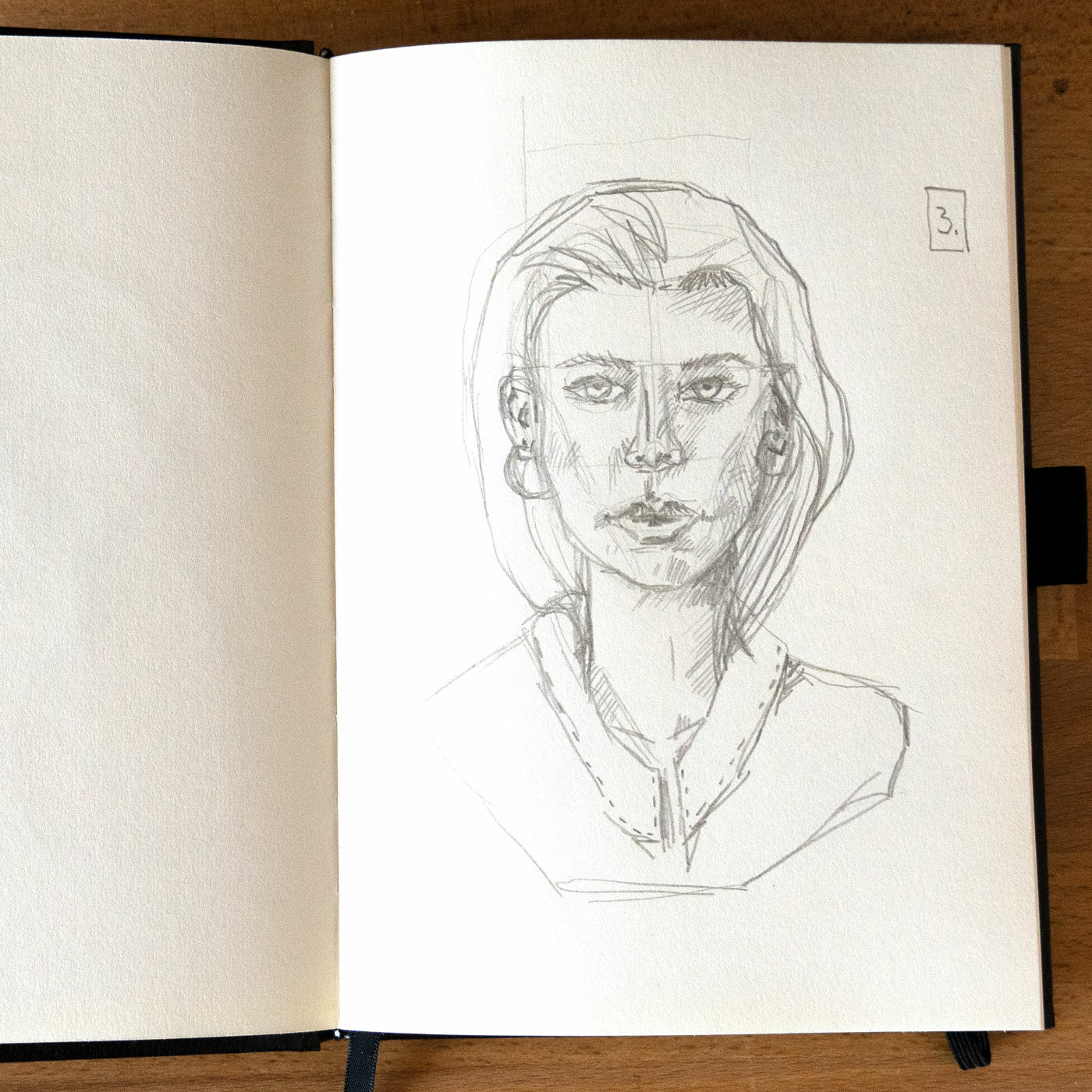 Drittes Portrait: Frau mit markanten Gesichtszügen, langen Haaren und Ohrringen.