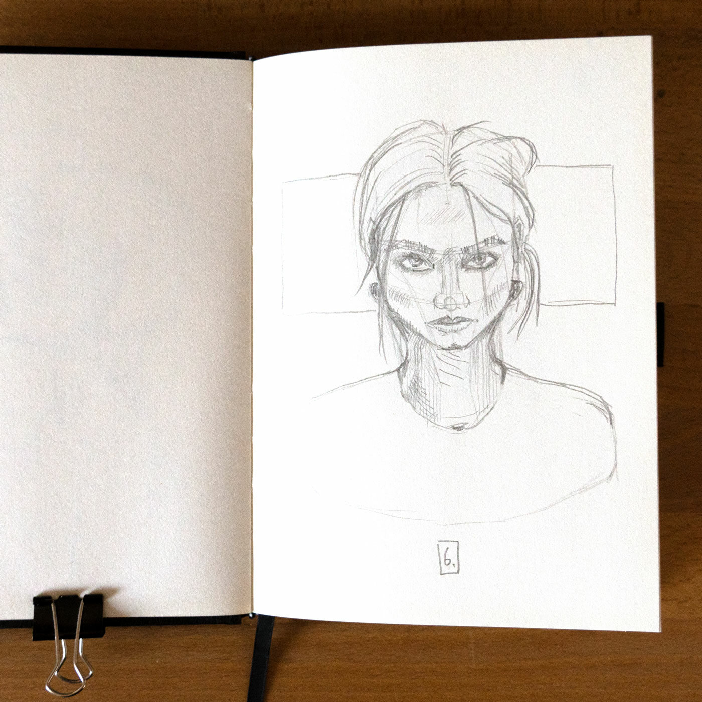 Sechstes Portrait: nach oben blickende Frau mit wüsten Haaren und dunkel geschminkten Augen.